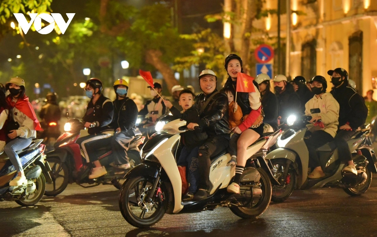 Các em bé được hưởng không khí "đi bão" cùng bố mẹ.