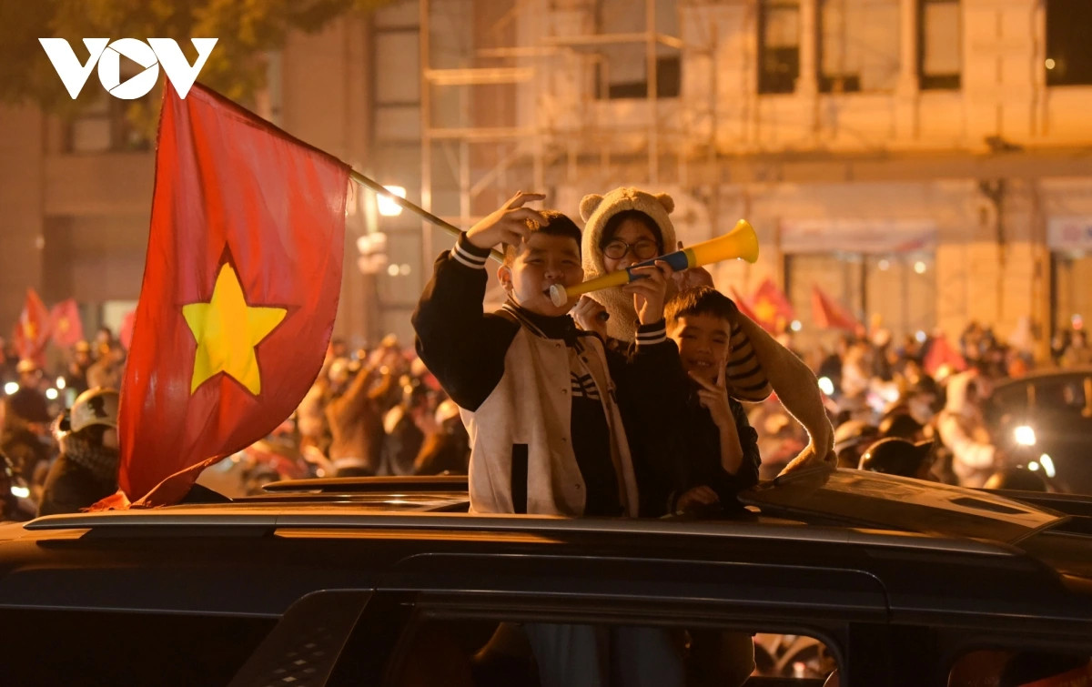 3 em bé được bố mẹ cho "đi bão" bằng ô tô.