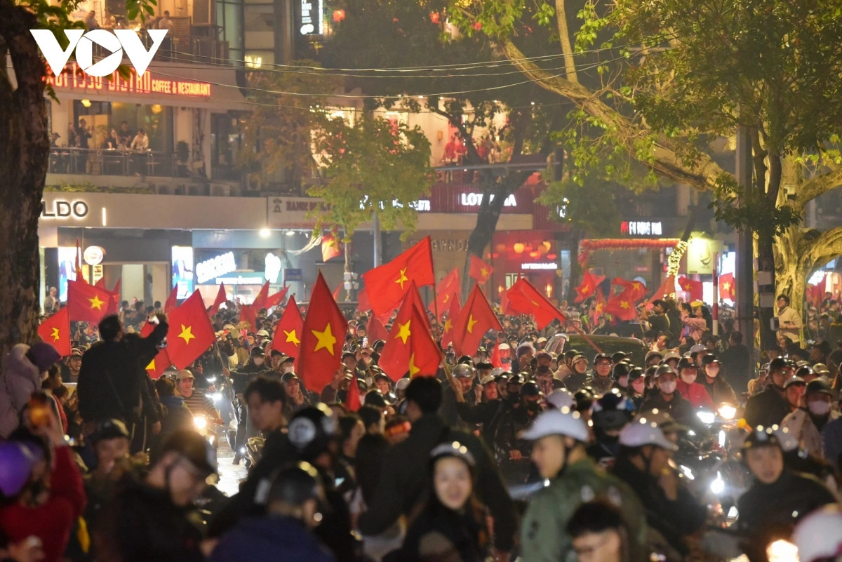 Các ngả đường đổ về phía trung tâm Hà Nội đều tắc cứng khi lượng người tham gia ngày một đông hơn.