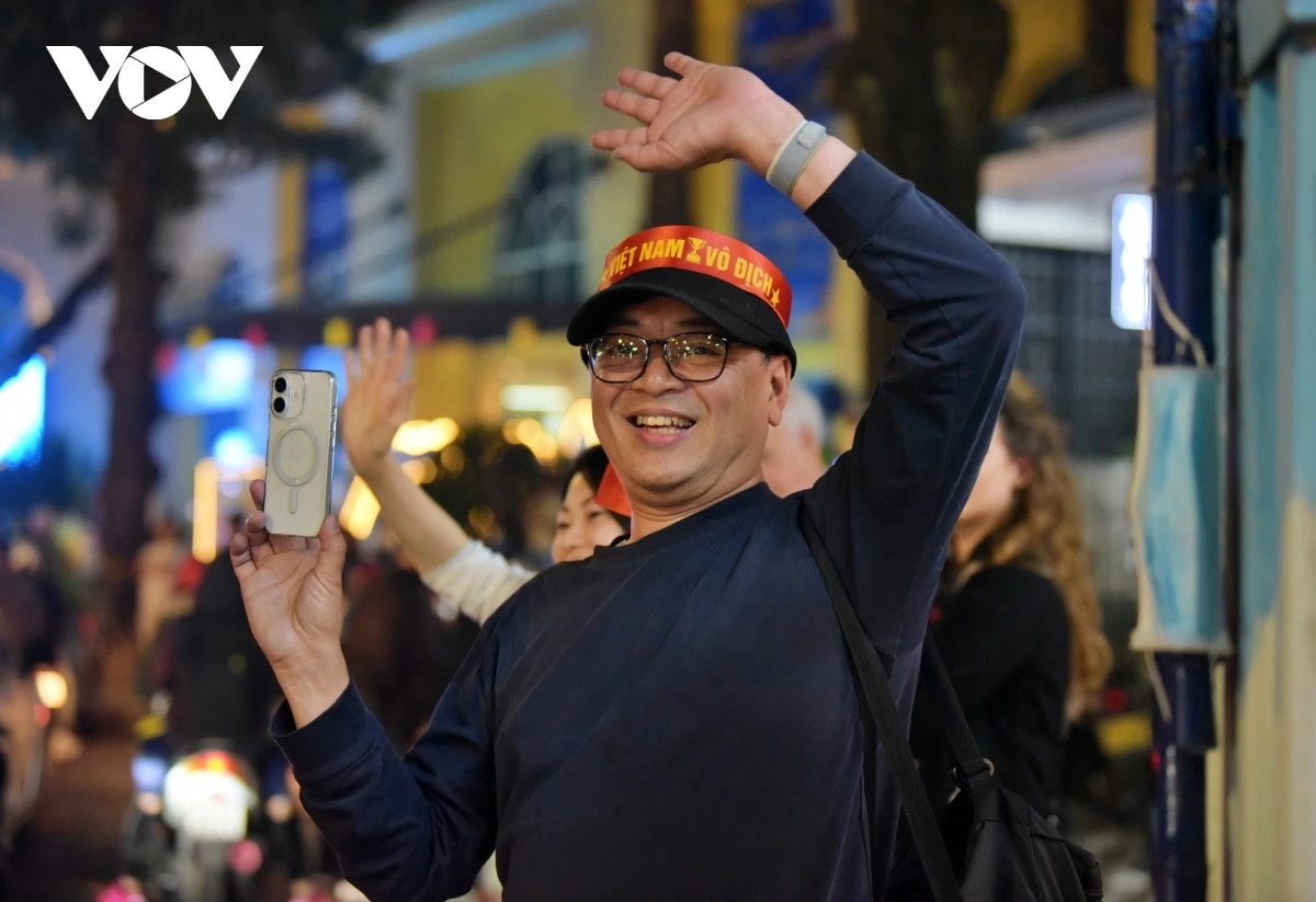 Hãy nhanh chóng rút điện thoại ra quay lại khoảnh khắc ăn mừng náo nhiệt này.