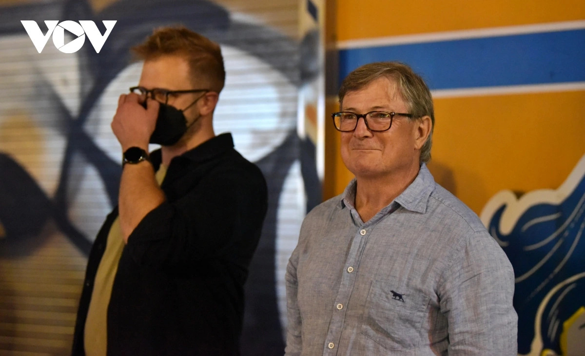 Khách du lịch nước ngoài hào hứng trước hình ảnh "đi bão" của người dân Việt Nam.