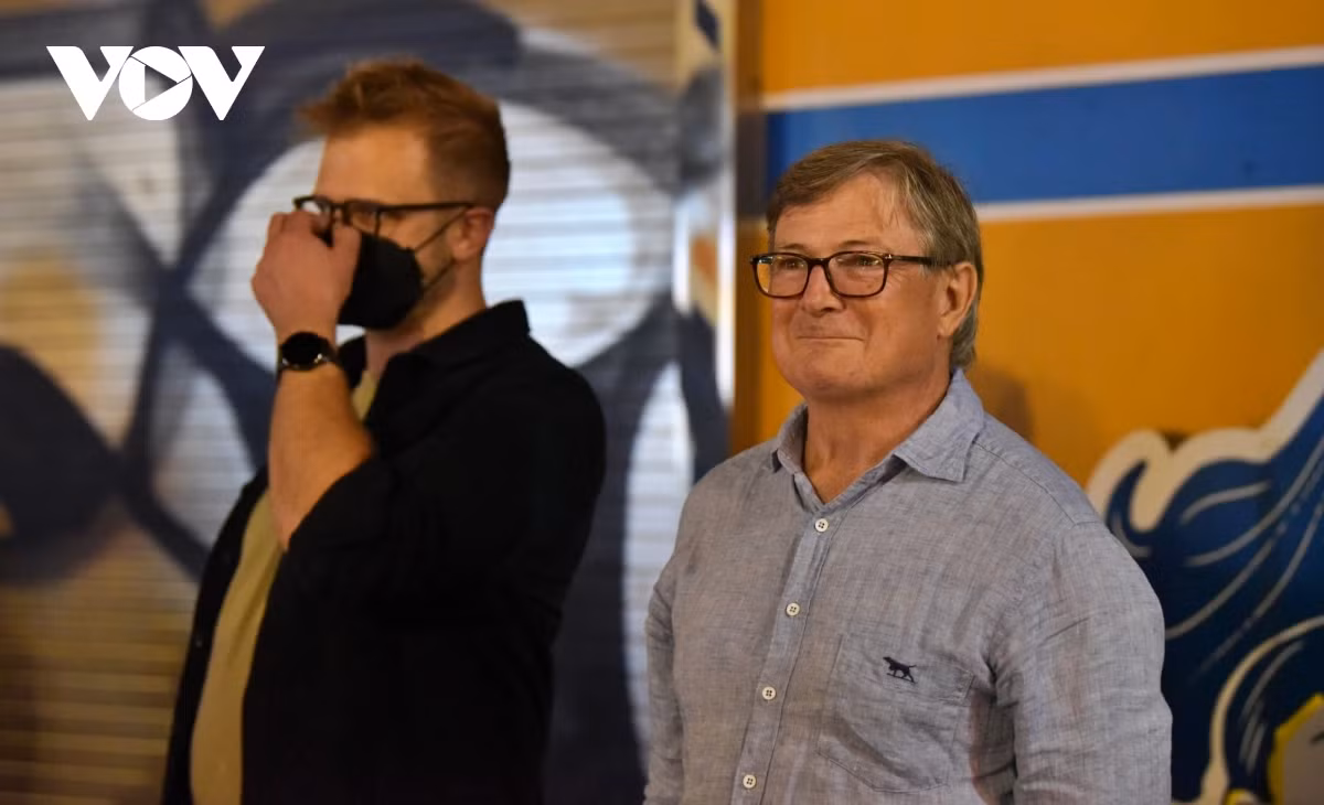 Khách du lịch nước ngoài hào hứng trước hình ảnh "đi bão" của người dân Việt Nam.