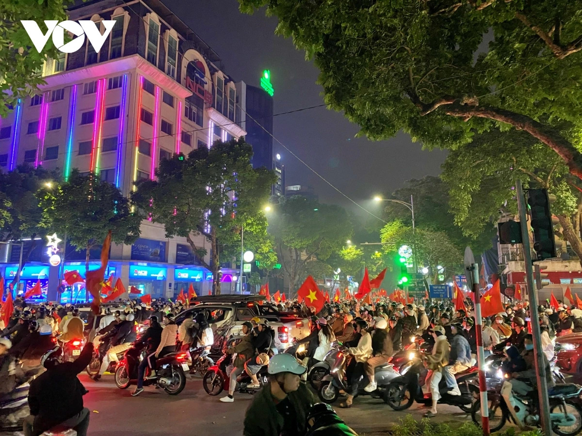 Các tuyến phố lớn như Bà Triệu, Phố Huế, Hai Bà Trưng,... đều tắc do dòng người đổ ra đường khá đông.