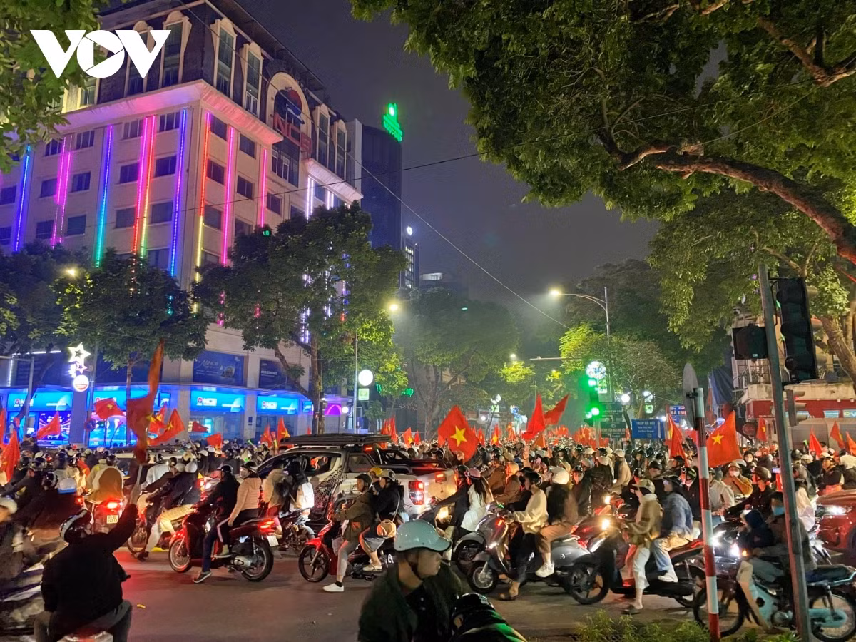 Các tuyến phố lớn như Bà Triệu, Phố Huế, Hai Bà Trưng,... đều tắc do dòng người đổ ra đường khá đông.