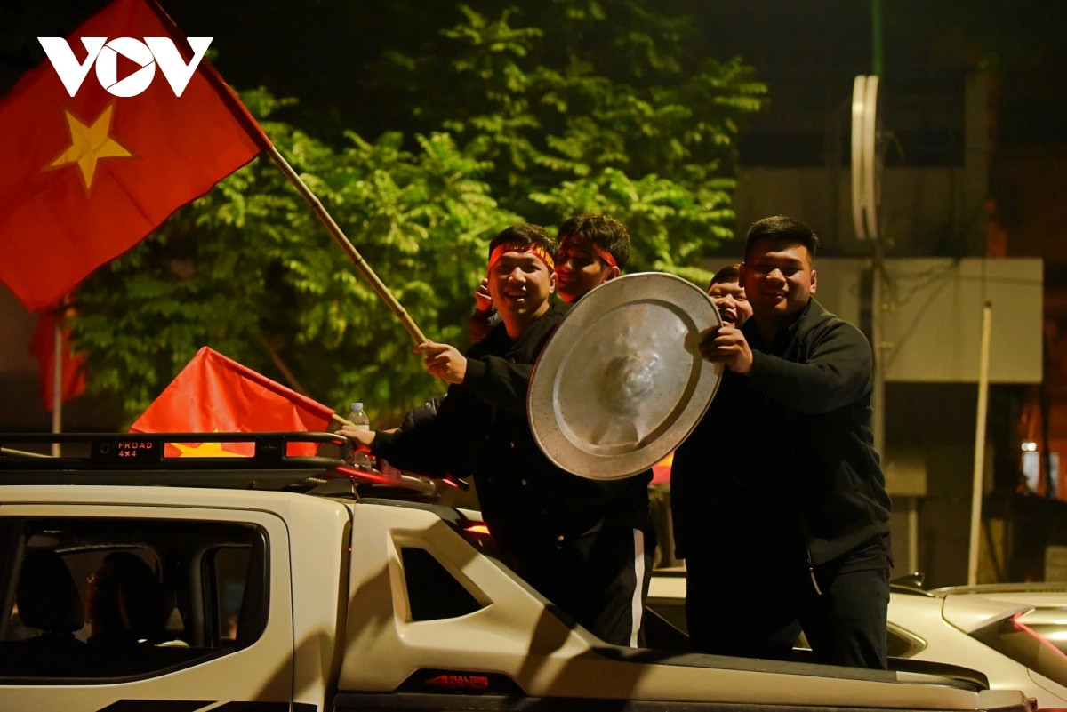 Ai có mâm dùng mâm.