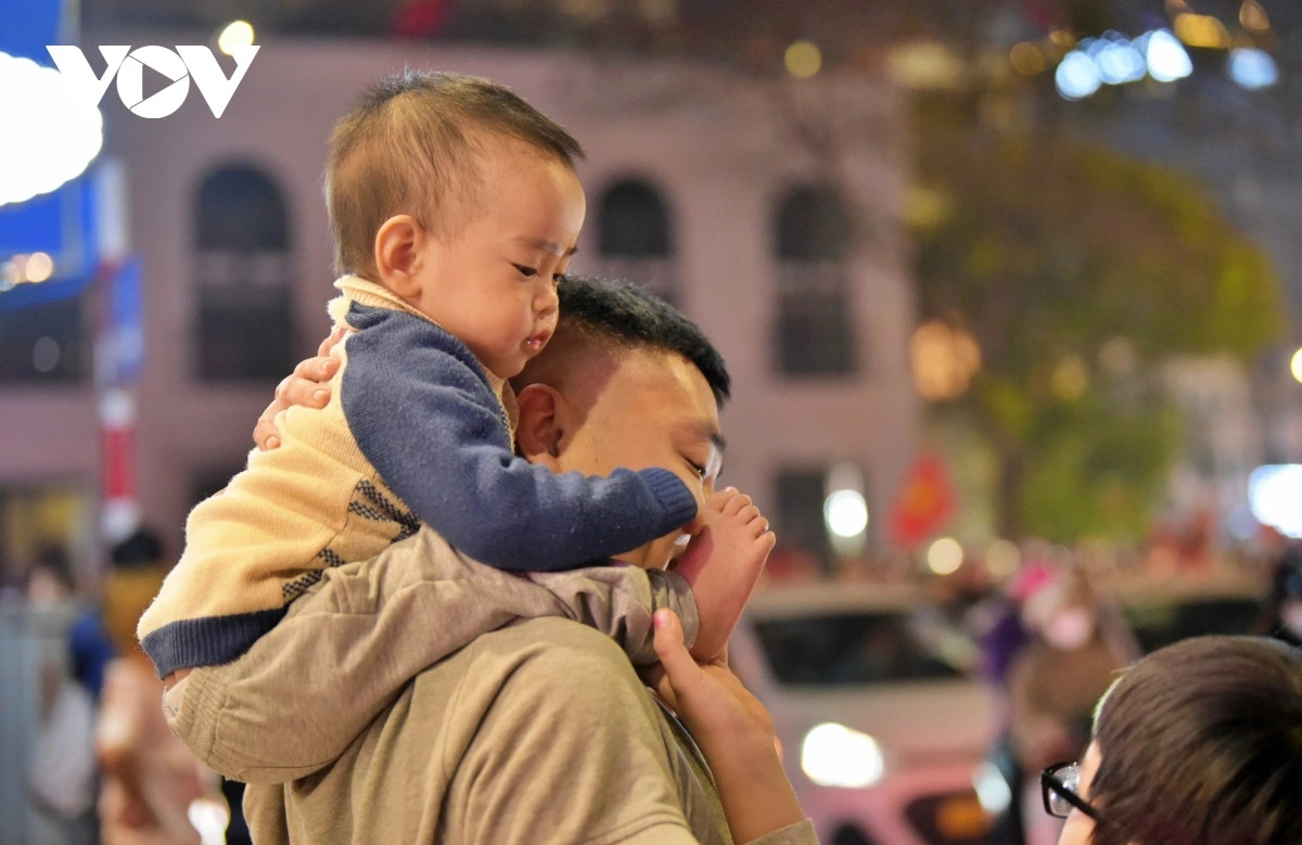 Các bạn nhỏ được thức khuya hơn mọi ngày.