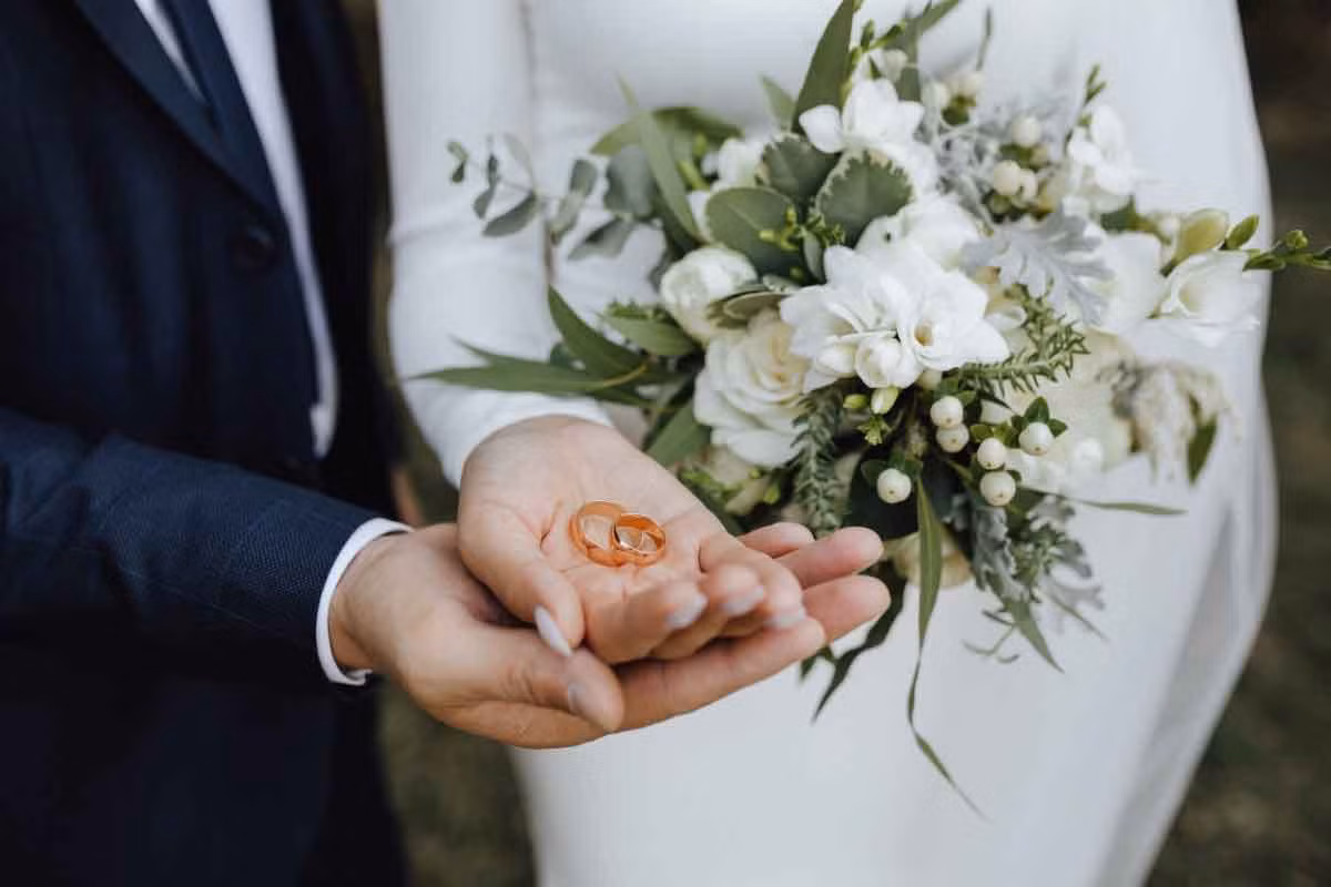 Hai vo chong chien tranh lanh vi mon qua cuoi cua nguoi cu