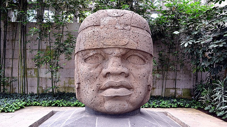 Người Olmec, phát triển mạnh mẽ từ năm 1500 đến 400 trước Công nguyên, được coi là nền văn minh tiên phong của Mesoamerica. Trước cả người Maya và Aztec, người Olmec đã phát triển nghệ thuật điêu khắc đá tinh vi và xây dựng các thành phố lớn. Dù vậy, họ không để lại tài liệu văn bản nào để giải thích ý nghĩa của các di tích.