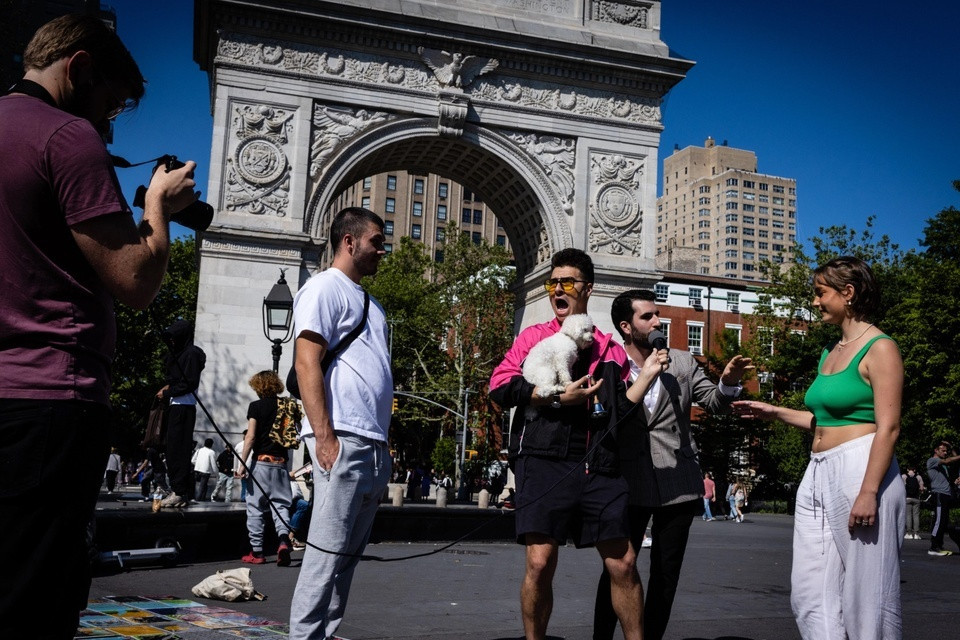 TikToker bi chi trich khi quay roi khu pho giau bac nhat o Singapore-Hinh-3