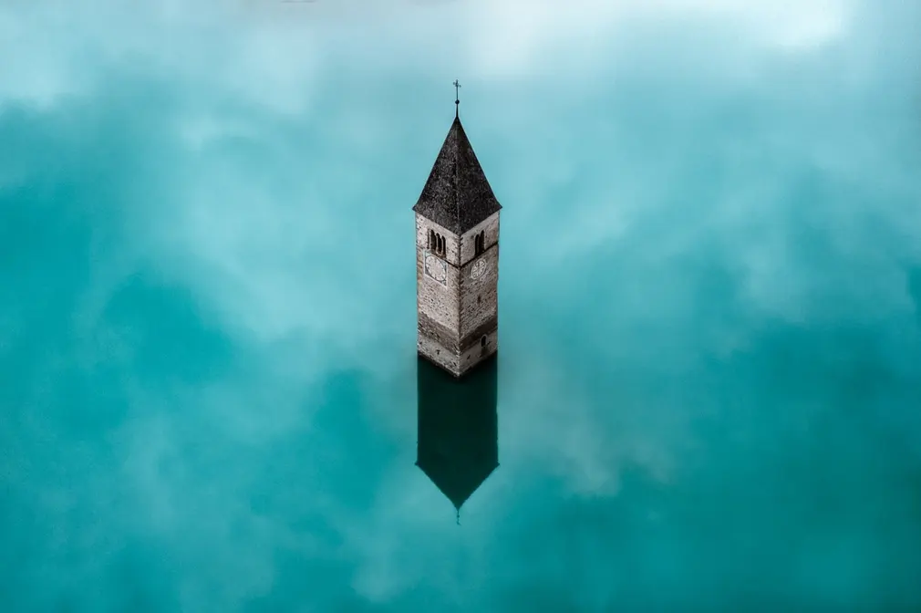 Tòa tháp nhà thờ thế kỷ XIV ở Italy sừng sững như lời nhắc nhở về ngôi làng Curon Venosta đã bị nhấn chìm. Năm 1950, toàn bộ ngôi làng bị nhấn chìm sau khi một con đập được xây dựng, dẫn đến việc tạo ra lưu vực nhân tạo có tên là Hồ Resia.