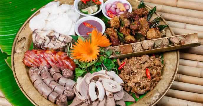 Những món ăn đặc sản hấp dẫn của các địa phương sẽ giúp chuyến du lịch bằng xe máy của du khách càng trở nên thú vị hơn. Ảnh: PasGo.