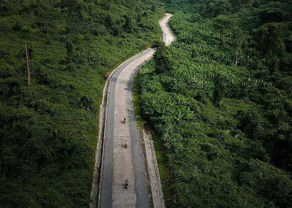 Khi đi dọc theo tuyến đường mòn này, du khách có thể ghé thăm một số địa danh lịch sử như: Bến Giằng, Làng Rô, Đồi E... Thêm vào đó, du khách có thể chiêm ngưỡng vẻ đẹp thiên nhiêu hoang sơ của những khu rừng nguyên sinh xen kẽ giữa các khe suối và thác nước cũng như nét văn hóa truyền thống độc đáo của đồng bào các dân tộc Cơtu, Ve, Tà Riềng... như: múa cồng chiêng, dệt thổ cẩm... Ảnh: QBtravel. 