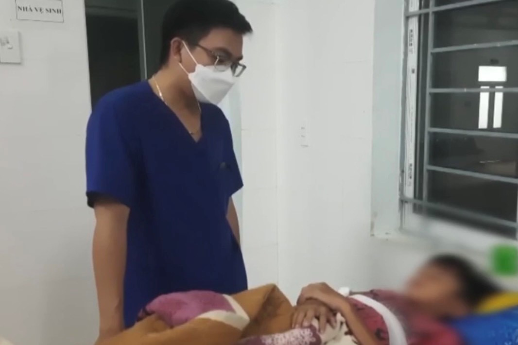 Kỳ quái cách chữa gãy xương ở Quảng Ngãi - Hình 2 Ky quai cach chua gay xuong o Quang Ngai-Hinh-2