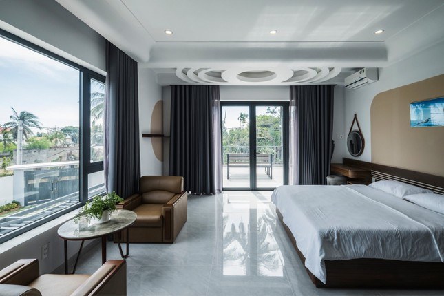 Phòng ngủ tầng 2 lớn và được bố trí nội thất giống như các phòng nghỉ tại khách sạn để làm mới không gian.