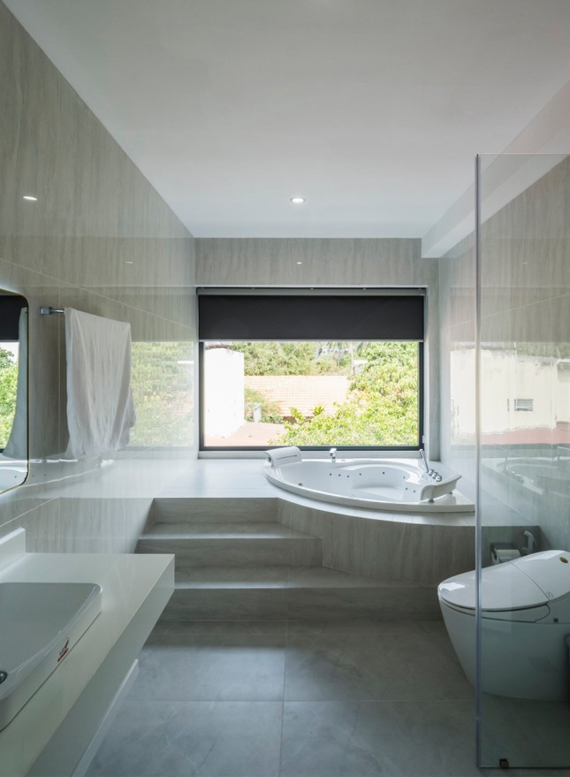 Khu bồn tắm có views nhìn ra sân vườn là điểm nhấn, tại đây gia chủ sẽ có những giây phút riêng tư và thư giãn.