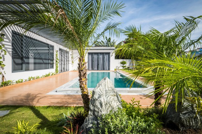 Ngôi nhà 2 tầng, mái bằng bao gồm không gian khách, bếp ăn, khu giặt, kho, 2 phòng ngủ và 3 nhà vệ sinh.