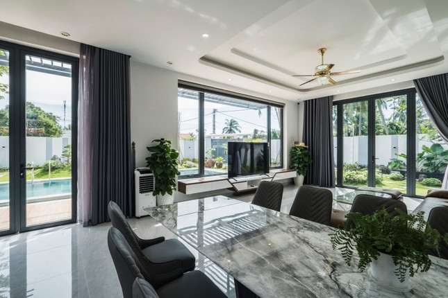 Sống trong không gian thoáng đãng và tiện nghi cùng những mảng xanh của bầu trời và cỏ cây, gia chủ sẽ thật sự có những giây phút được nghỉ ngơi, thoải mái.