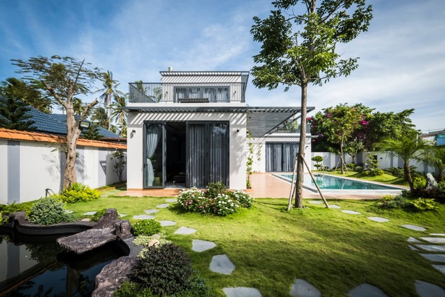 Ngôi nhà được thiết kế theo phong cách hiện đại, đơn giản, sang trọng, phần được chăm chút nhất là không gian sân vườn với các lối lót đá trên nền cỏ xanh, xung quanh là tiểu cảnh và các loại thực vật điển hình tại địa phương.