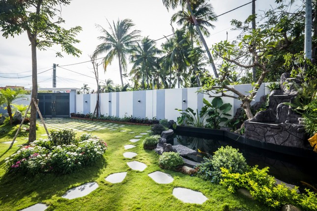 Để đảm bảo riêng tư cho các hoạt động ngoài trời, xung quanh đều được bao tường cao và kiên cố.