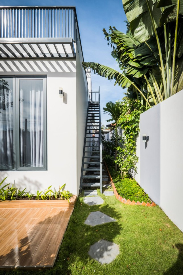 Phía bên hông nhà có thêm lối đi và cầu thang để người sử dụng có thể trực tiếp đi lên tầng 2 là phòng ngủ và nhà vệ sinh và ban công rộng rãi.