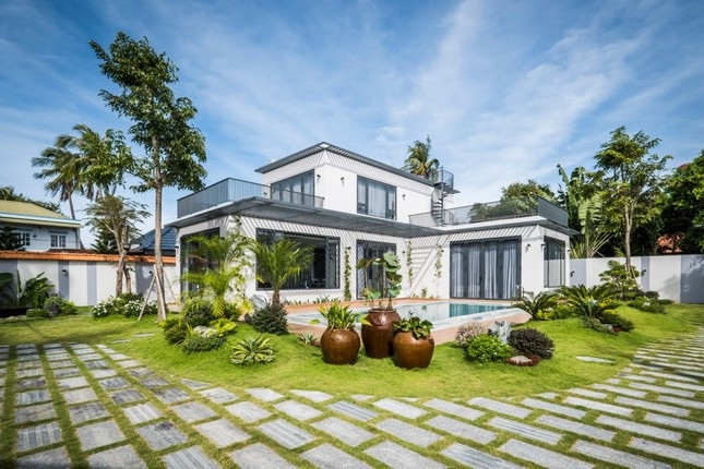 Công trình là không gian tái hiện trọn vẹn phong cách sống của gia chủ. Có diện tích xây dựng 228m2 trên tổng diện tích 584m2, căn villa có bố cục hình khối xếp chồng, mặt bằng chữ L để bao quát, ôm trọn không gian cây xanh và mặt nước xung quanh.