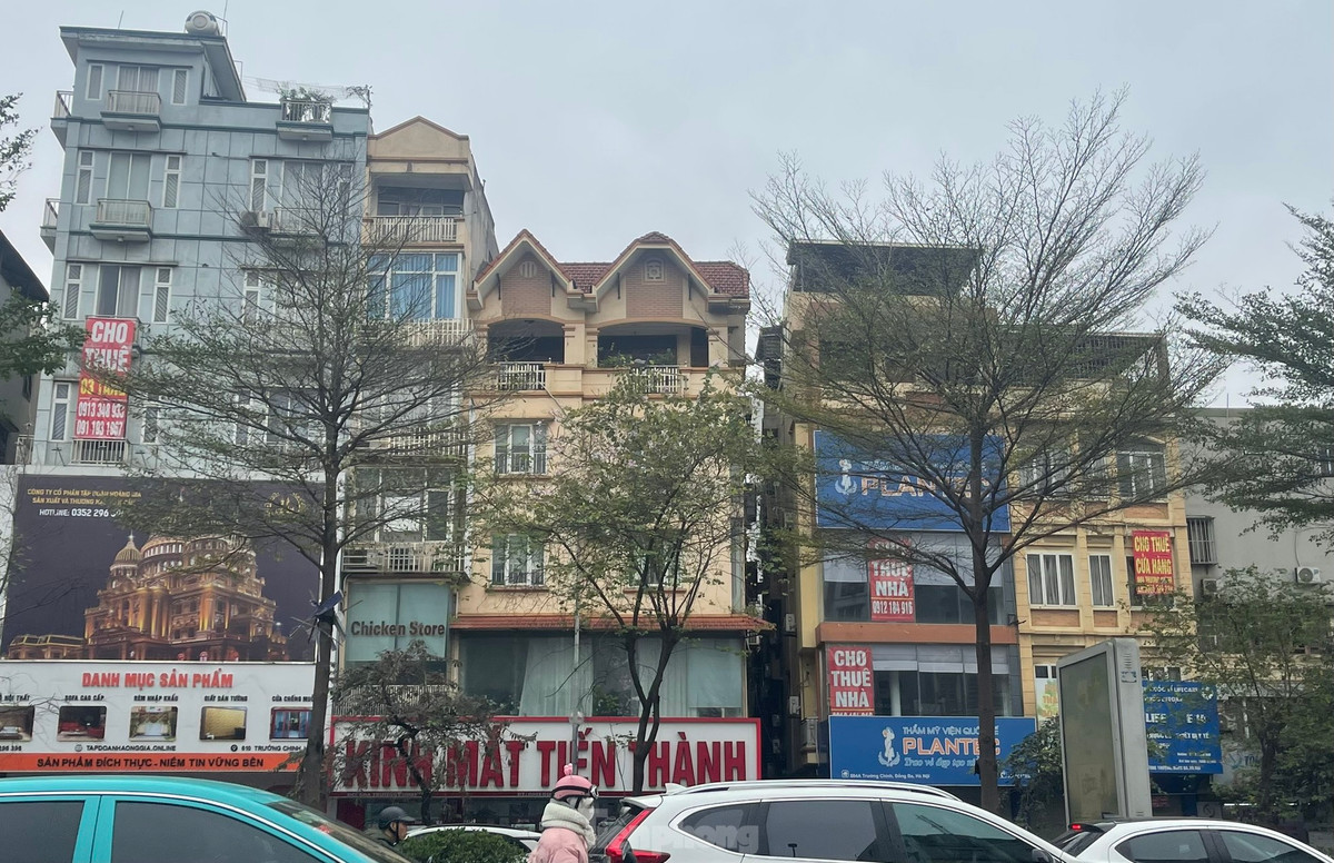 Ghi nhận thực tế trên các tuyến phố lớn như Hàng Bông, Trường Chinh, Giải Phóng, Nguyễn Trãi,… cứ vài chục mét lại xuất hiện một biển cho thuê nhà, sang nhượng cửa hàng.