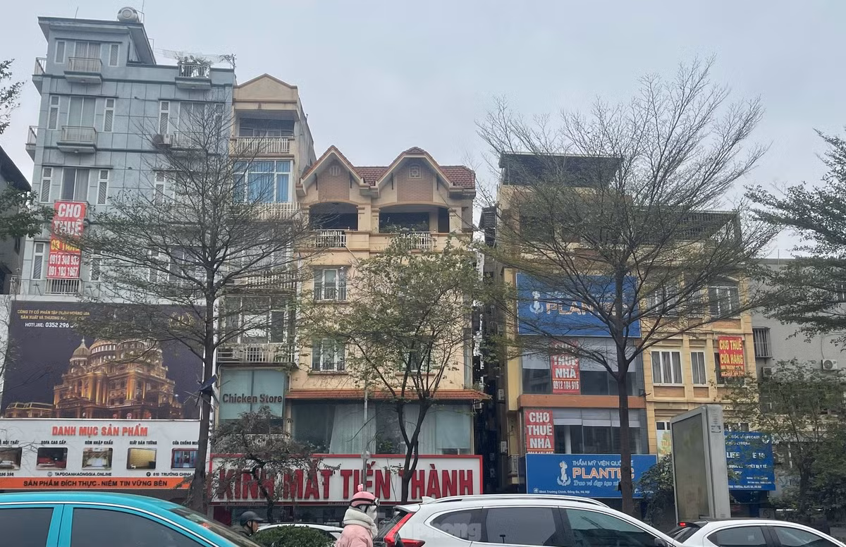 Ghi nhận thực tế trên các tuyến phố lớn như Hàng Bông, Trường Chinh, Giải Phóng, Nguyễn Trãi,… cứ vài chục mét lại xuất hiện một biển cho thuê nhà, sang nhượng cửa hàng.