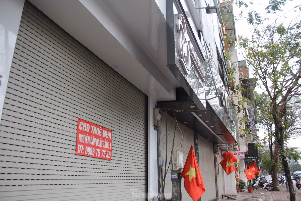 Chia sẻ với Tiền Phong, chị Vũ Thanh Phương (32 tuổi, Triều Khúc, Thanh Xuân) cho biết, sau đại dịch COVID -19, thói quen mua sắm của người dân đã thay đổi, họ chuyển từ hình thức offline sang online. Đồng thời, sự lên ngôi và kích cầu của các sàn thương mại điện tử đã khiến thị trường bán lẻ bị mất dần vị thế, trong đó phân khúc thời trang, mỹ phẩm chịu ảnh hưởng nặng nề nhất.