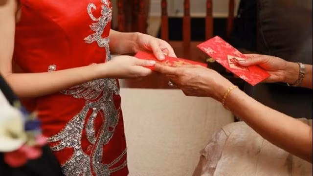 Met moi vi me chong doi giu tien mung sau dam cuoi