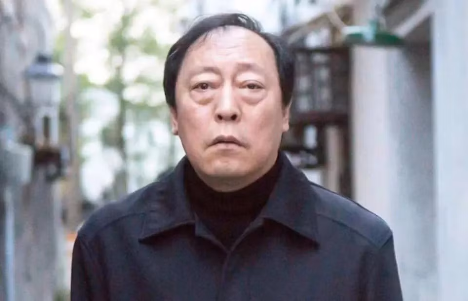 Trụ Vương cơ bắp nhất màn ảnh - Phí Tường sinh năm 1960, có dòng máu lai giữa mẹ là người Trung Quốc và cha là người Mỹ. Trong hàng chục năm hoạt động nghệ thuật, ông là nam thần của nữ giới Trung Quốc. Dù đã bước sang tuổi 64, Phí Tường (trái) vẫn khiến khán giả say mê với hình ảnh Trụ Vương quyến rũ, sát phạt quyết đoán cùng cơ bắp cuồn cuộn trong Phong thần tam bộ khúc 1 (2023). Cùng tuổi với Phí Tường nhưng diễn viên gạo cội Nghê Đại Hồng thường đóng các nhân vật đứng tuổi, ngoại hình già nua.