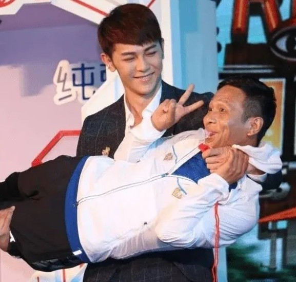 Uông Đông Thành và Tống Tiểu Bảo cùng sinh năm 1981, khi tham gia show Toàn viên gia tốc, cả hai khiến đồng nghiệp và khán giả bất ngờ vì nhìn họ như anh em cách nhau hơn 10 tuổi. Theo Sohu, Uông Đông Thành xuất hiện là ca sĩ thần tượng nên có phong cách trẻ trung. Trong khi đó, Tống Tiểu Bảo có ngoại hình kém nổi bật, nhưng nam diễn viên hài vẫn nổi tiếng nhờ khả năng diễn xuất tốt, sự duyên dáng trên màn ảnh.