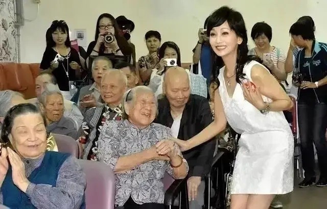 Nam dien vien khien dong nghiep xau ho khi dung canh-Hinh-3