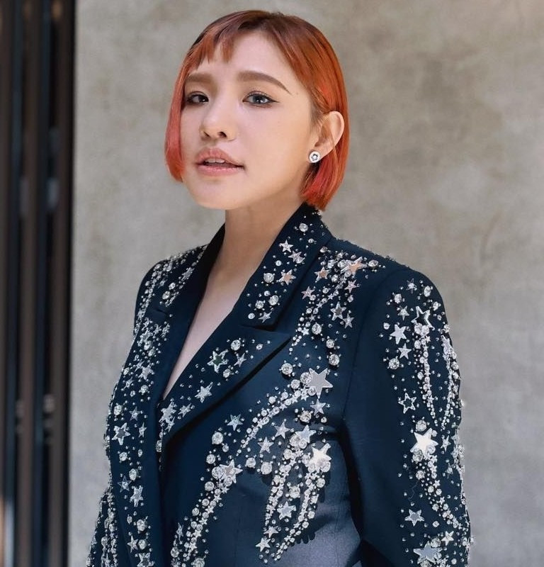 Đàm Tùng Vận (trái) cùng Tạ Y Nam cùng sinh năm 1990 nhưng phát triển sự nghiệp theo các hướng khác nhau. Tạ Y Nam là MC, diễn viên hài của Đài Loan, Trung Quốc, nổi tiếng với series phim Tiểu thời đại. Cô đã kết hôn năm 2018 và là mẹ của hai nhóc tì. Trong khi đó, Đàm Tùng Vận có gương mặt trẻ con nổi tiếng của giới giải trí Hoa ngữ. Dù đã bước sang tuổi 30, cô vẫn có thể vào vai học sinh cấp 3 mượt mà, không khiến khán giả khó chịu. Tuy nhiên, chính gương mặt trẻ quá mức cũng khiến cô gặp khó khăn trong việc lựa chọn vai diễn.