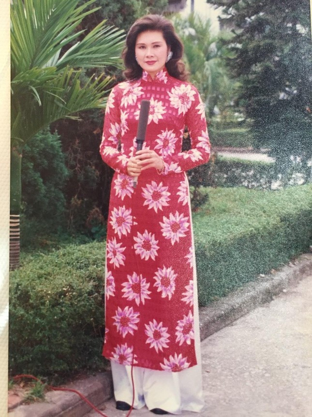 A hau xinh dep o VTV: So huu giong doc chuan Ha Noi thanh lich-Hinh-2