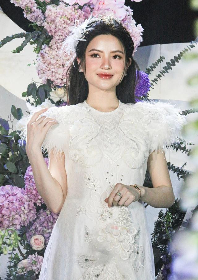 Chu Thanh Huyen lo vong 2, lien tuc co hanh dong lay tay che chan-Hinh-5