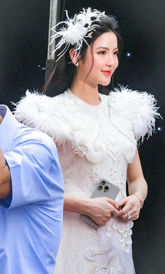 Chu Thanh Huyen lo vong 2, lien tuc co hanh dong lay tay che chan-Hinh-3