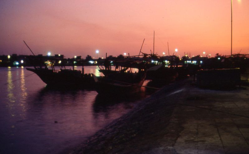 Hoàng hôn trên bến cá.