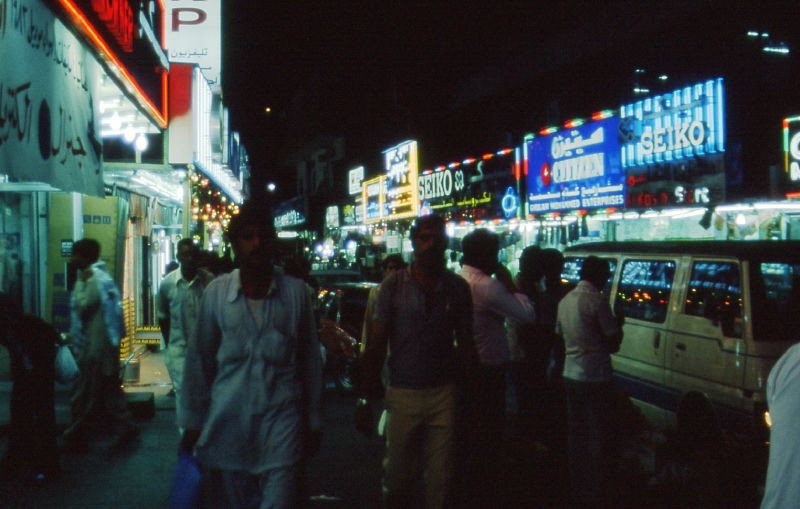 Buổi tối ở khu phố mua sắm của thành phố Dubai thập niên 1980.