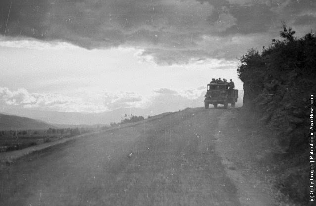 Chuyến vận chuyển quân cuối cùng trên con đường núi hiu quạnh, 22/5/1948. Quân đội Chính phủ được chỉ thị ngừng di chuyển và củng cố vị trí của họ vào ban đêm, khi đối phương có nhiều khả năng tấn công.