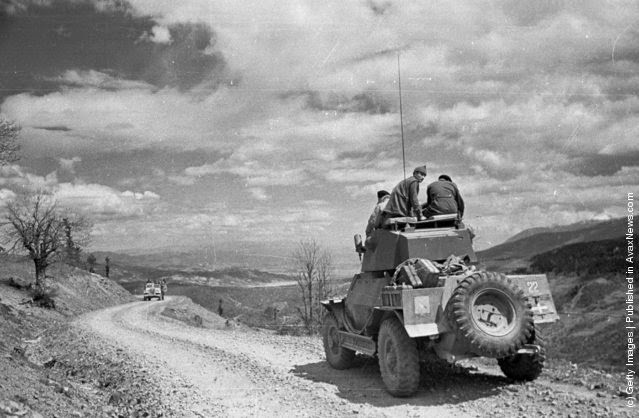 Một chiếc xe quân sự chở nhóm binh sĩ Chính phủ đi dọc theo một con đèo đá, 22/5/1948.