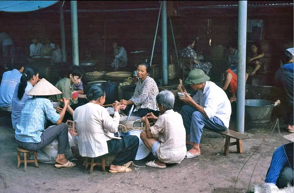 Một hàng ăn đông khách ở khu vực chợ Đồng Xuân, 1992.