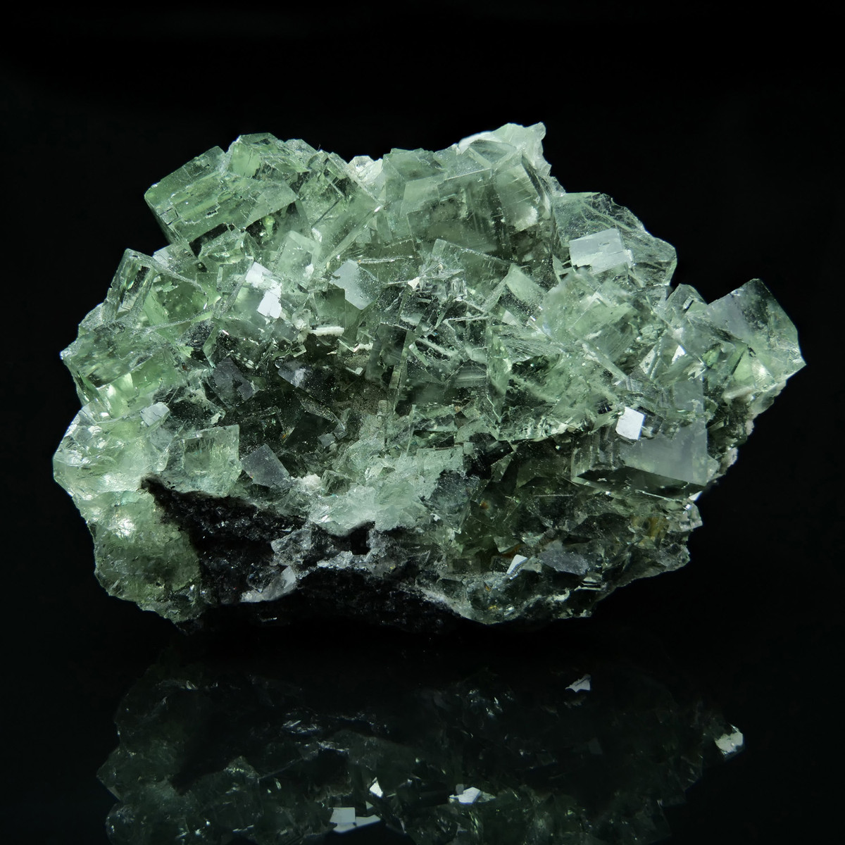 Fluorite là khoáng vật chứa canxi florua, thường có dạng tinh thể từ trong suốt đến trong mờ, màu xanh ngọc là chủ đạo. Trong công nghiệp, fluorite được sử dụng với lượng lớn để sản xuất axit frohidric.