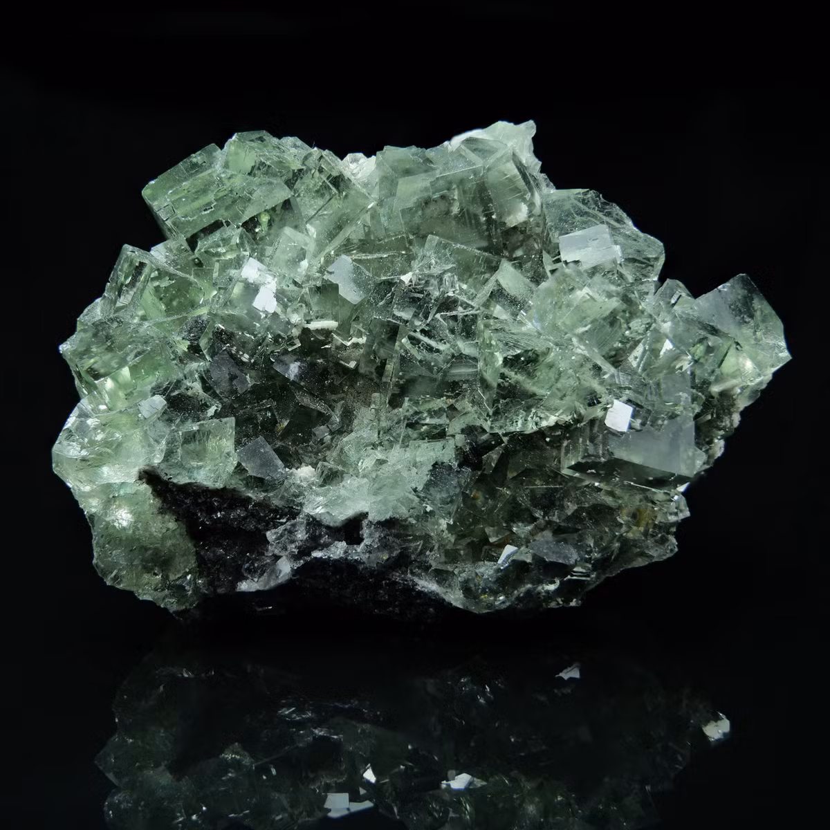 Fluorite là khoáng vật chứa canxi florua, thường có dạng tinh thể từ trong suốt đến trong mờ, màu xanh ngọc là chủ đạo. Trong công nghiệp, fluorite được sử dụng với lượng lớn để sản xuất axit frohidric.
