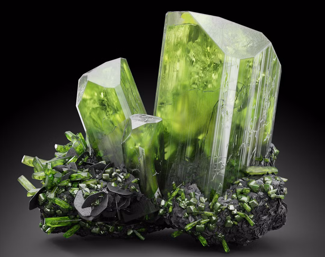 Diopside là khoảng vật silicat magiê, canxi xuất hiện trong đá biến chất và đá mắc ma, thường có màu xanh lục. Nó có giá trị như một loại đá quý.