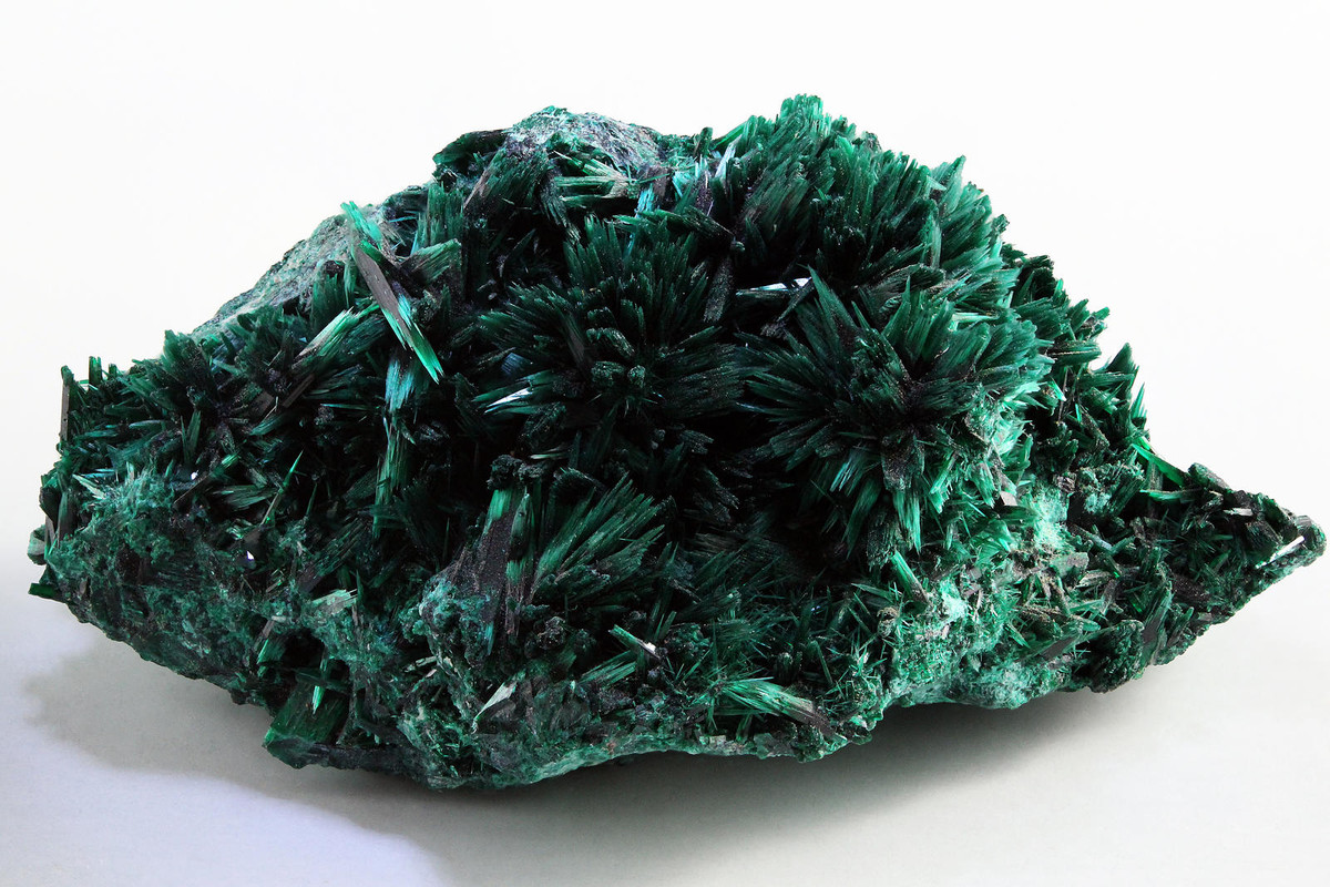 Brochantite là một hidroxit sunfat đồng có dạng tinh thể, dạng vỏ hoặc dạng khối, màu xanh lục bảo.