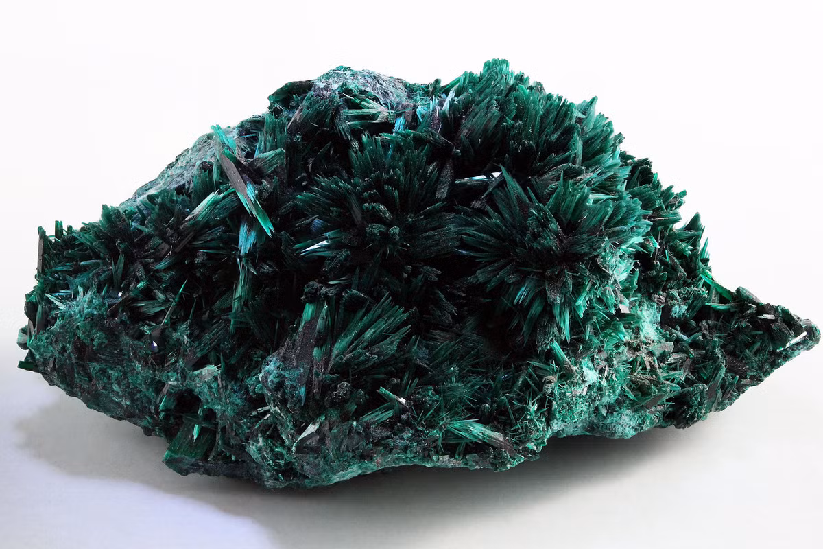 Brochantite là một hidroxit sunfat đồng có dạng tinh thể, dạng vỏ hoặc dạng khối, màu xanh lục bảo.