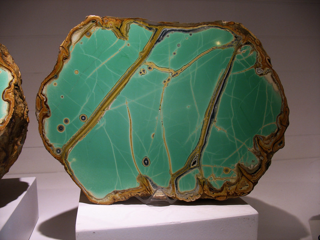 Variscite là photphat nhôm ngậm nước, thường tồn tại dưới dạng những khối hạt mịn màu xanh lục trong bao thể đá, mạch hoặc lớp vỏ. Nó có giá trị như một loại đá bán quý.