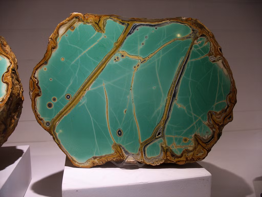 Variscite là photphat nhôm ngậm nước, thường tồn tại dưới dạng những khối hạt mịn màu xanh lục trong bao thể đá, mạch hoặc lớp vỏ. Nó có giá trị như một loại đá bán quý.