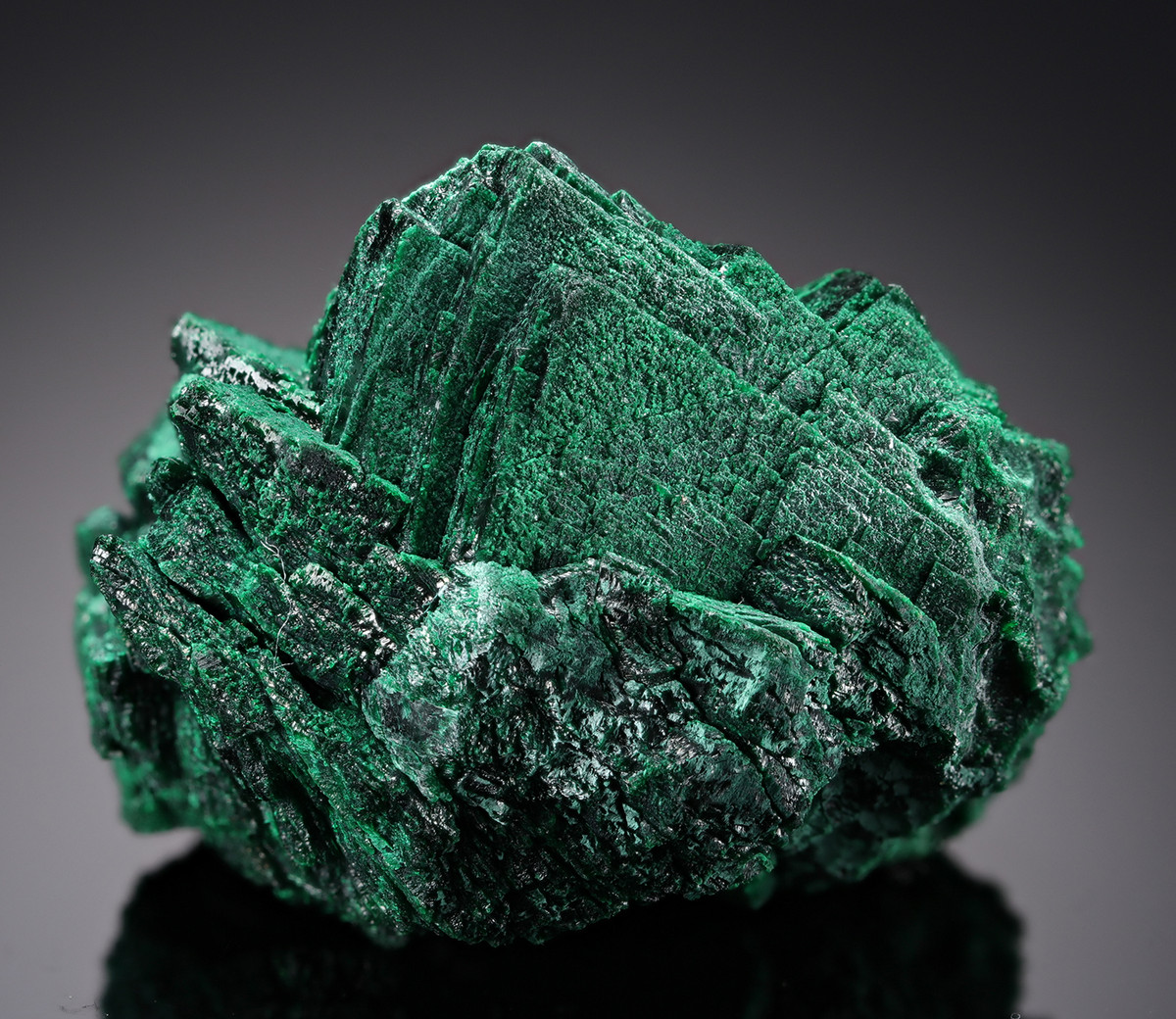 Malachite là cacbonat đồng có màu xanh bắt mắt, thường tồn tại dưới dạng khối tròn. Chúng được sử dụng làm đồ trang sức, trang trí và là một nguồn cung cấp đồng.