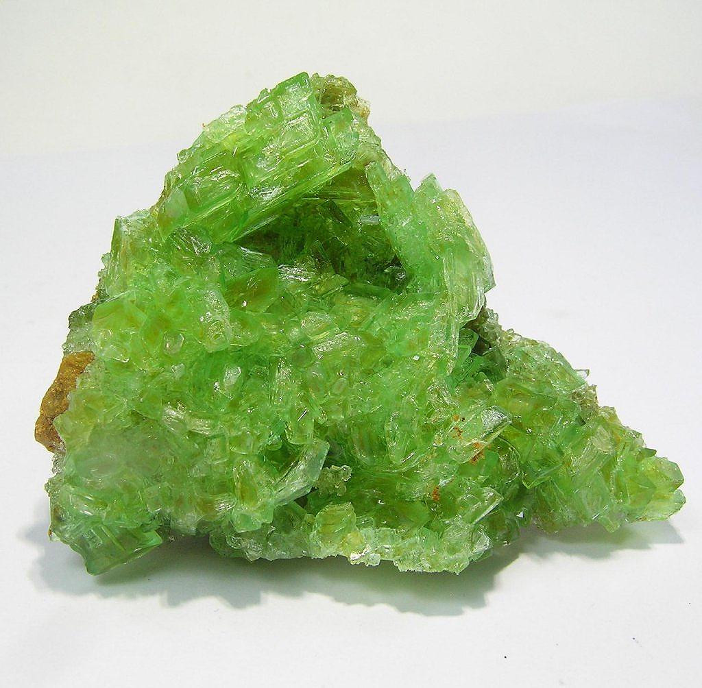 Melanterite là sunfat sắt ngậm nước, có màu trắng, xanh lục hoặc xanh lam. Nó được sử dụng để lọc sạch nước và làm phân bón.